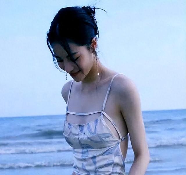 钟楚曦吊带装写真