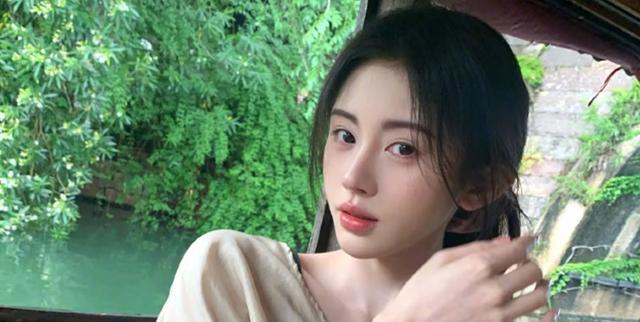 鞠婧祎与郭敬明同台照