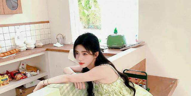 鞠婧祎路透照与精修图对比