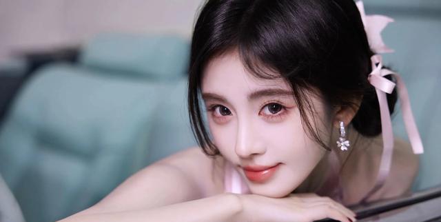 鞠婧祎早期与现在对比照