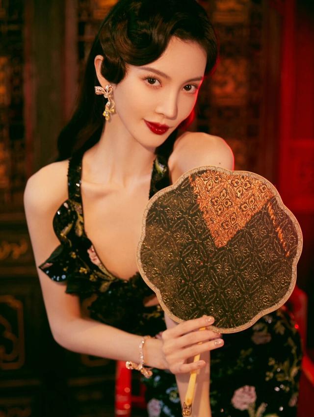 金晨玫瑰丽人写真